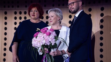 Dekanica, prof. dr. Danica Železnik, prejela nagrado Angele Boškin za življensko delo